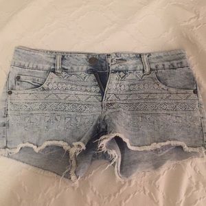 Patterned light washed jean shorts